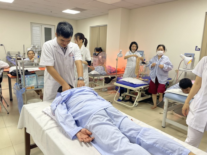 Lý do dân văn phòng dễ mắc bệnh cơ xương khớp- Ảnh 1. Lý do dân văn phòng dễ mắc bệnh cơ xương khớp- Ảnh 1.