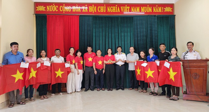 Tặng cờ Tổ quốc cho Vùng 3 Hải quân và người dân Quảng Trị- Ảnh 4. Tặng cờ Tổ quốc cho Vùng 3 Hải quân và người dân Quảng Trị- Ảnh 4.