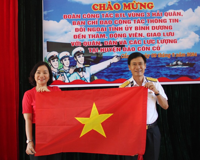 Tặng cờ Tổ quốc cho Vùng 3 Hải quân và người dân Quảng Trị- Ảnh 3. Tặng cờ Tổ quốc cho Vùng 3 Hải quân và người dân Quảng Trị- Ảnh 3.