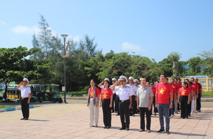 Tặng cờ Tổ quốc cho Vùng 3 Hải quân và người dân Quảng Trị- Ảnh 1. Tặng cờ Tổ quốc cho Vùng 3 Hải quân và người dân Quảng Trị- Ảnh 1.