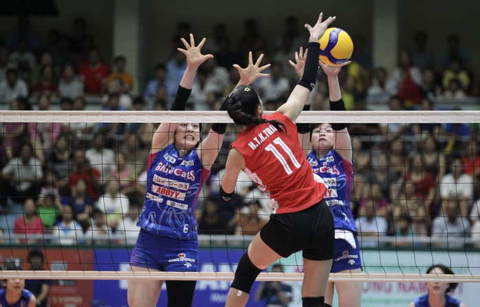 Kiều Trinh (11) ở pha tấn công trên lưới trước dàn chắn PFU BlueCats Kiều Trinh (11) ở pha tấn công trên lưới trước dàn chắn PFU BlueCats