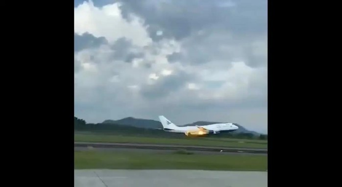 Máy bay Boeing 747 cháy động cơ trong lúc cất cánh ở Indonesia- Ảnh 1. Máy bay Boeing 747 cháy động cơ trong lúc cất cánh ở Indonesia- Ảnh 1.