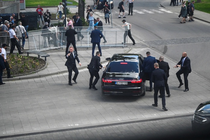 Khoảnh khắc Thủ tướng Slovakia Robert Fico bị bắn ngày 15-5. Ảnh: Reuters Khoảnh khắc Thủ tướng Slovakia Robert Fico bị bắn ngày 15-5. Ảnh: Reuters