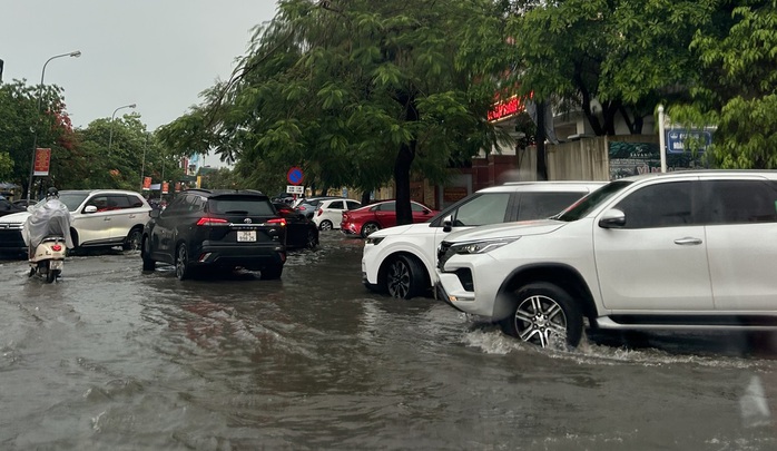 VIDEO: Mưa lớn, đường phố ở TP Thanh Hóa biến thành sông- Ảnh 4. VIDEO: Mưa lớn, đường phố ở TP Thanh Hóa biến thành sông- Ảnh 4.