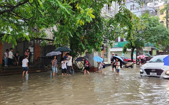 VIDEO: Mưa lớn, đường phố ở TP Thanh Hóa biến thành sông- Ảnh 6. VIDEO: Mưa lớn, đường phố ở TP Thanh Hóa biến thành sông- Ảnh 6.