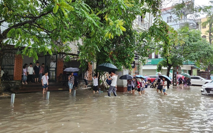 VIDEO: Mưa lớn, đường phố ở TP Thanh Hóa biến thành sông- Ảnh 7. VIDEO: Mưa lớn, đường phố ở TP Thanh Hóa biến thành sông- Ảnh 7.
