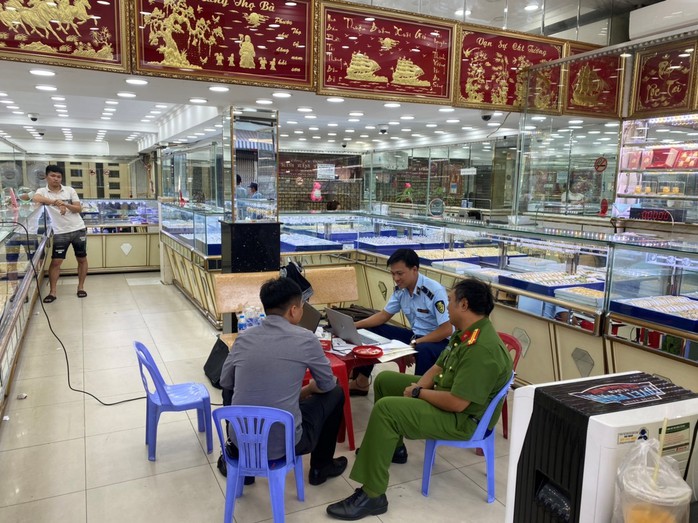 Kiểm tra 35 cơ sở kinh doanh vàng tại TP HCM- Ảnh 1. Kiểm tra 35 cơ sở kinh doanh vàng tại TP HCM- Ảnh 1.