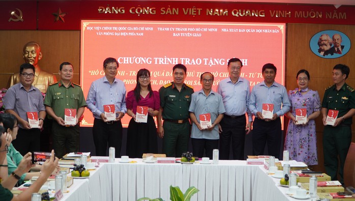 TP HCM tiếp nhận 2 cuốn sách đặc biệt về Bác Hồ- Ảnh 2. TP HCM tiếp nhận 2 cuốn sách đặc biệt về Bác Hồ- Ảnh 2.