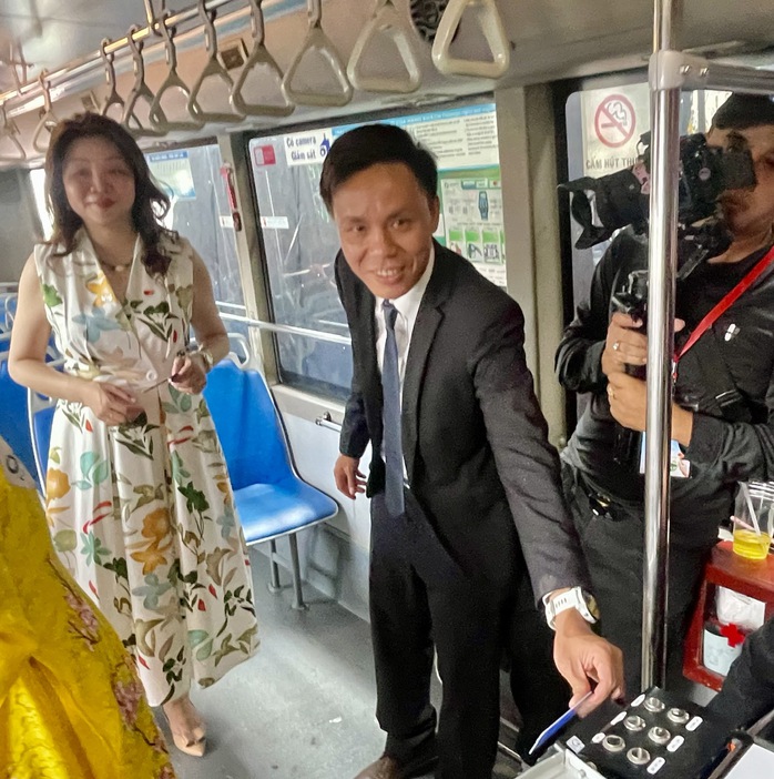 TP HCM: 3 tuyến xe buýt đầu tiên thanh toán không tiền mặt- Ảnh 3. TP HCM: 3 tuyến xe buýt đầu tiên thanh toán không tiền mặt- Ảnh 3.