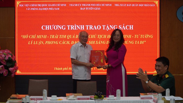 TP HCM tiếp nhận 2 cuốn sách đặc biệt về Bác Hồ- Ảnh 1. TP HCM tiếp nhận 2 cuốn sách đặc biệt về Bác Hồ- Ảnh 1.
