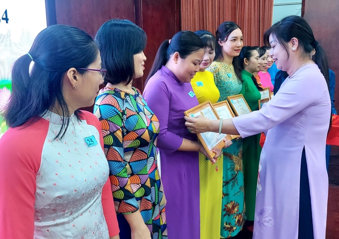 Thi đua rèn luyện, học tập, nâng cao kiến thức- Ảnh 1. Thi đua rèn luyện, học tập, nâng cao kiến thức- Ảnh 1.