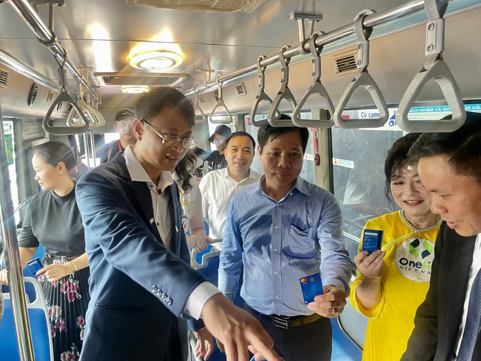 TP HCM: 3 tuyến xe buýt đầu tiên thanh toán không tiền mặt- Ảnh 2. TP HCM: 3 tuyến xe buýt đầu tiên thanh toán không tiền mặt- Ảnh 2.