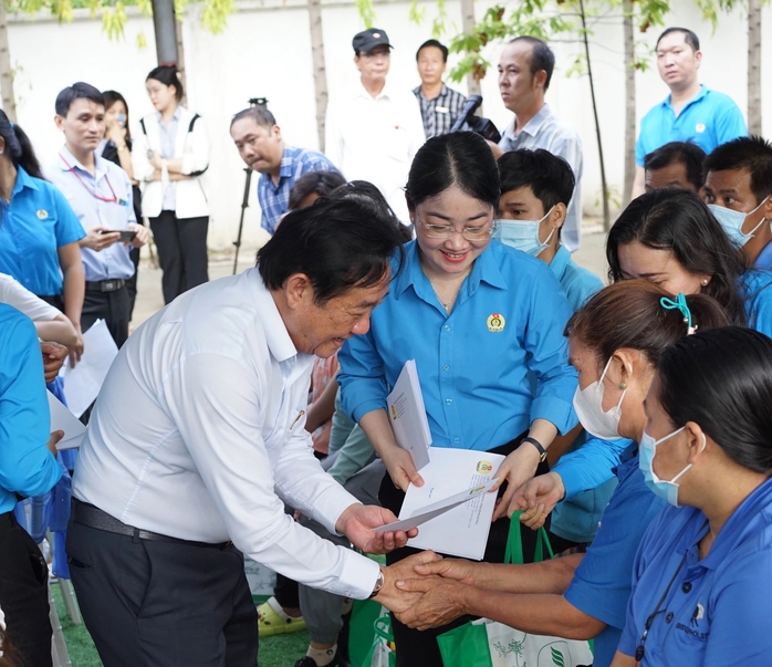 Phó Bí thư Thường trực Tỉnh ủy Bình Dương thăm, tặng quà cho công nhân- Ảnh 1. Phó Bí thư Thường trực Tỉnh ủy Bình Dương thăm, tặng quà cho công nhân- Ảnh 1.