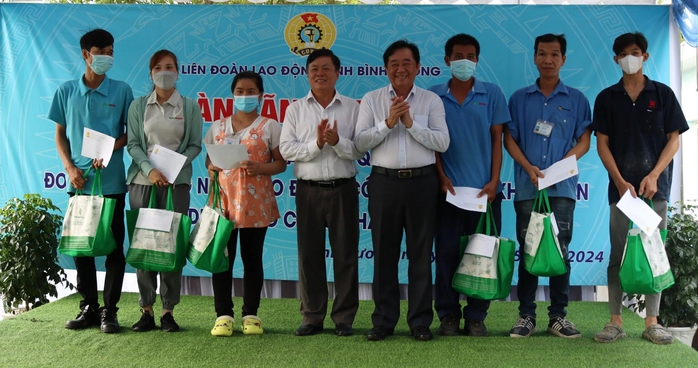 Phó Bí thư Thường trực Tỉnh ủy Bình Dương thăm, tặng quà cho công nhân- Ảnh 2. Phó Bí thư Thường trực Tỉnh ủy Bình Dương thăm, tặng quà cho công nhân- Ảnh 2.