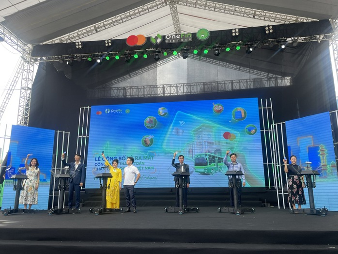 TP HCM: 3 tuyến xe buýt đầu tiên thanh toán không tiền mặt- Ảnh 1. TP HCM: 3 tuyến xe buýt đầu tiên thanh toán không tiền mặt- Ảnh 1.