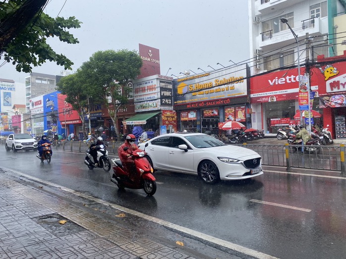 Mưa lớn trút xuống TP HCM lúc giữa trưa- Ảnh 1. Mưa lớn trút xuống TP HCM lúc giữa trưa- Ảnh 1.