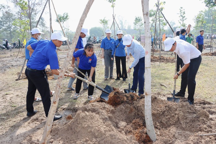 Phát động "Tết trồng cây đời đời nhớ ơn Bác Hồ" nhân kỷ niệm 134 năm ngày sinh của Chủ tịch Hồ Chí Minh- Ảnh 4. Phát động "Tết trồng cây đời đời nhớ ơn Bác Hồ" nhân kỷ niệm 134 năm ngày sinh của Chủ tịch Hồ Chí Minh- Ảnh 4.