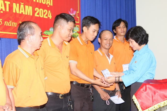 Nhiều đoàn viên, người lao động được hưởng lợi từ thoả ước nhóm
- Ảnh 1. Nhiều đoàn viên, người lao động được hưởng lợi từ thoả ước nhóm
- Ảnh 1.