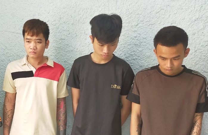 Bắt cô gái trẻ bán hàng cấm trên mạng- Ảnh 2.