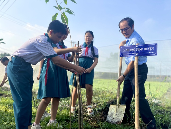 Tư tưởng, đạo đức, phong cách của Chủ tịch Hồ Chí Minh mãi là tài sản vô giá- Ảnh 8. Tư tưởng, đạo đức, phong cách của Chủ tịch Hồ Chí Minh mãi là tài sản vô giá- Ảnh 8.