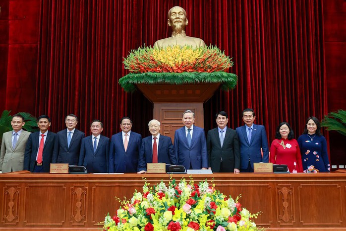 Các đại biểu tham dự Hội nghị Trung ương 9 chụp ảnh lưu niệm cùng Tổng Bí thư Nguyễn Phú Trọng Ảnh: NHẬT BẮC Các đại biểu tham dự Hội nghị Trung ương 9 chụp ảnh lưu niệm cùng Tổng Bí thư Nguyễn Phú Trọng Ảnh: NHẬT BẮC