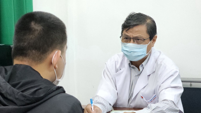 Bác sĩ chuyên khoa II Vũ Kim Hoàn, Trưởng Phòng Kế hoạch Tổng hợp Bệnh viện Tâm thần TP HCM, thăm khám cho bệnh nhân N.M.H Bác sĩ chuyên khoa II Vũ Kim Hoàn, Trưởng Phòng Kế hoạch Tổng hợp Bệnh viện Tâm thần TP HCM, thăm khám cho bệnh nhân N.M.H