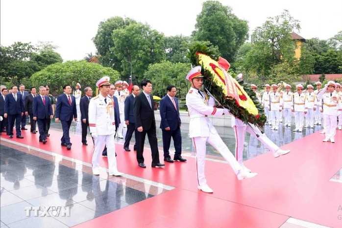 Lãnh đạo Đảng, Nhà nước viếng Chủ tịch Hồ Chí Minh nhân Ngày sinh của Người- Ảnh 4. Lãnh đạo Đảng, Nhà nước viếng Chủ tịch Hồ Chí Minh nhân Ngày sinh của Người- Ảnh 4.