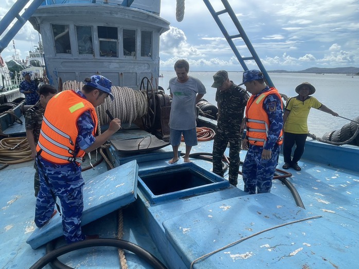 Bắt t&agrave;u vận chuyển dầu tr&aacute;i ph&eacute;p tr&ecirc;n biển- Ảnh 1.