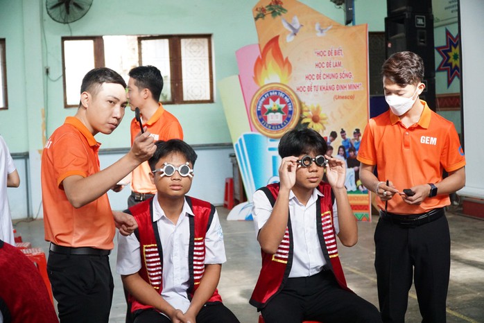 Khám mắt miễn phí cho hơn 300 học sinh đồng bào dân tộc thiểu số- Ảnh 3. Khám mắt miễn phí cho hơn 300 học sinh đồng bào dân tộc thiểu số- Ảnh 3.