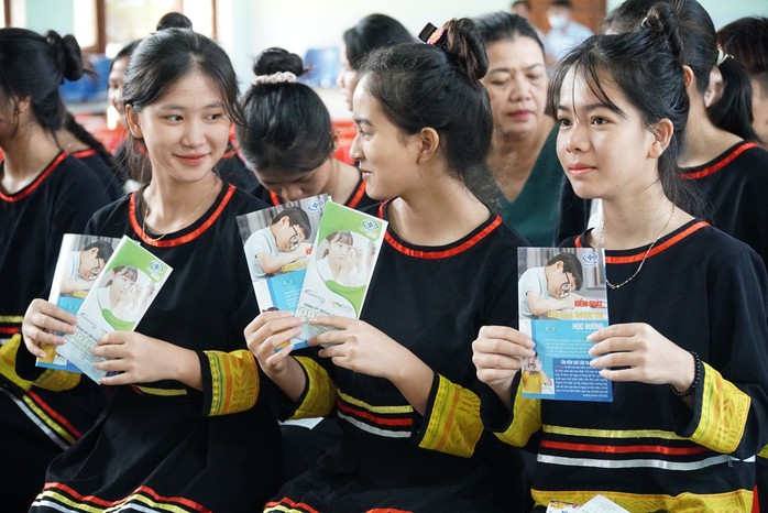 Khám mắt miễn phí cho hơn 300 học sinh đồng bào dân tộc thiểu số- Ảnh 4. Khám mắt miễn phí cho hơn 300 học sinh đồng bào dân tộc thiểu số- Ảnh 4.