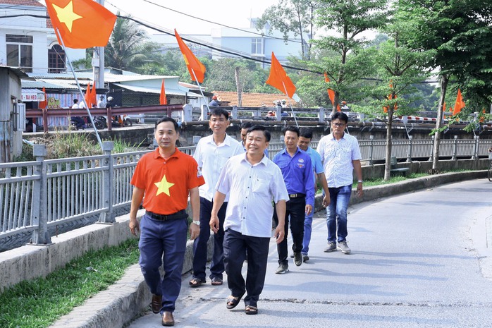 "Đường cờ Tổ quốc" đến với phường Thạnh Xuân, quận 12, TP HCM- Ảnh 3. "Đường cờ Tổ quốc" đến với phường Thạnh Xuân, quận 12, TP HCM- Ảnh 3.