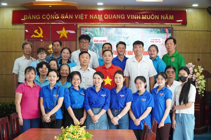 "Đường cờ Tổ quốc" đến với phường Thạnh Xuân, quận 12, TP HCM- Ảnh 6. "Đường cờ Tổ quốc" đến với phường Thạnh Xuân, quận 12, TP HCM- Ảnh 6.
