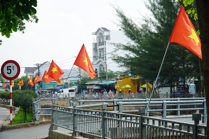 "Đường cờ Tổ quốc" đến với phường Thạnh Xuân, quận 12, TP HCM- Ảnh 4. "Đường cờ Tổ quốc" đến với phường Thạnh Xuân, quận 12, TP HCM- Ảnh 4.