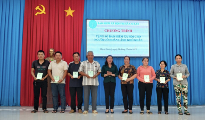 Tặng 190 sổ BHXH tự nguyện cho người dân- Ảnh 2. Tặng 190 sổ BHXH tự nguyện cho người dân- Ảnh 2.