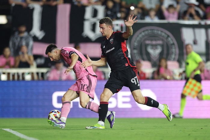Đội bóng của Messi thắng ở phút bù giờ, trở lại ngôi đầu - Ảnh 1. Đội bóng của Messi thắng ở phút bù giờ, trở lại ngôi đầu - Ảnh 1.