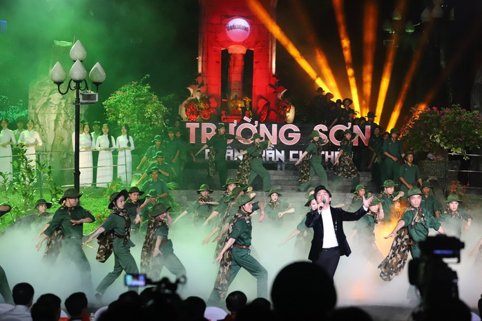 Xúc động chương trình nghệ thuật đặc biệt "Trường Sơn - Chân trần chí thép" - Ảnh 3. Xúc động chương trình nghệ thuật đặc biệt "Trường Sơn - Chân trần chí thép" - Ảnh 3.