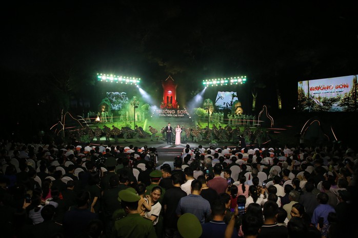 Xúc động chương trình nghệ thuật đặc biệt "Trường Sơn - Chân trần chí thép" - Ảnh 1. Xúc động chương trình nghệ thuật đặc biệt "Trường Sơn - Chân trần chí thép" - Ảnh 1.