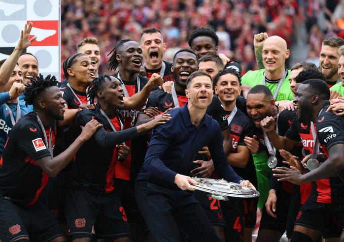 HLV Xabi Alonso và tập thể Leverkusen sẽ đi vào lịch sử bóng đá châu Âu Ảnh: REUTERS HLV Xabi Alonso và tập thể Leverkusen sẽ đi vào lịch sử bóng đá châu Âu Ảnh: REUTERS