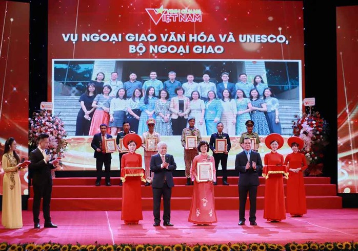 Tôn vinh 20 tập thể, cá nhân trong Chương trình Vinh quang Việt Nam năm 2024- Ảnh 1. Tôn vinh 20 tập thể, cá nhân trong Chương trình Vinh quang Việt Nam năm 2024- Ảnh 1.