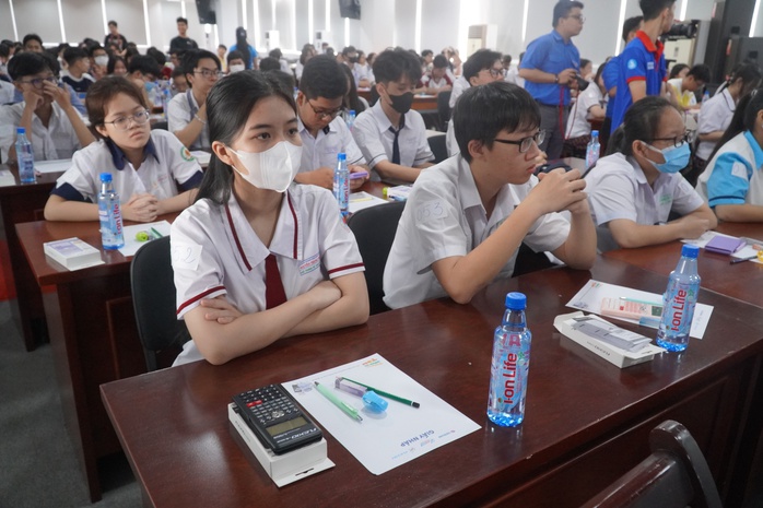Học sinh lớp 12 hào hứng đổi máy tính cầm tay mới- Ảnh 6. Học sinh lớp 12 hào hứng đổi máy tính cầm tay mới- Ảnh 6.