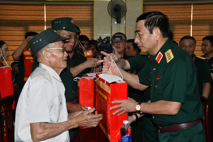 Xúc động chương trình nghệ thuật đặc biệt "Trường Sơn - Chân trần chí thép" - Ảnh 4. Xúc động chương trình nghệ thuật đặc biệt "Trường Sơn - Chân trần chí thép" - Ảnh 4.