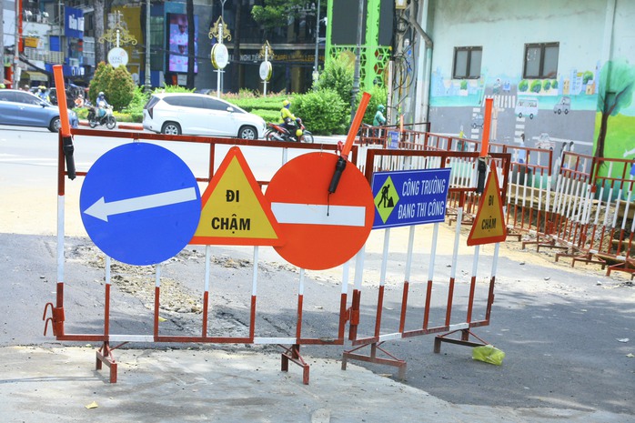 Tối nay khắc phục đoạn đường Võ Thị Sáu bị sụt lún- Ảnh 4. Tối nay khắc phục đoạn đường Võ Thị Sáu bị sụt lún- Ảnh 4.