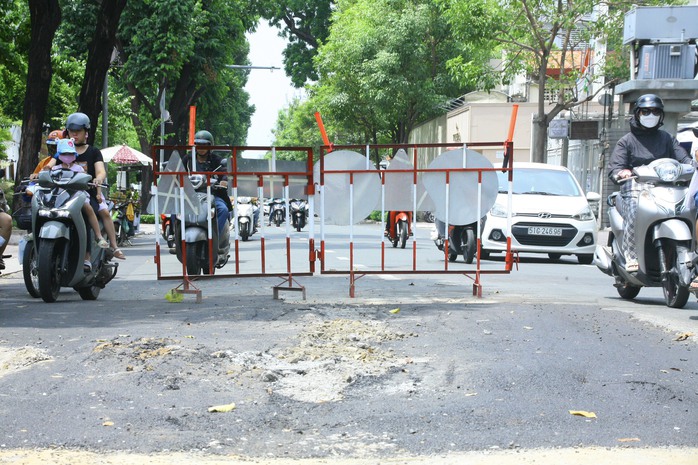 Tối nay khắc phục đoạn đường Võ Thị Sáu bị sụt lún- Ảnh 1. Tối nay khắc phục đoạn đường Võ Thị Sáu bị sụt lún- Ảnh 1.