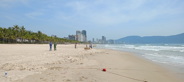 Nhóm 9 người bị sóng cuốn trôi khi tắm biển Đà Nẵng- Ảnh 2. Nhóm 9 người bị sóng cuốn trôi khi tắm biển Đà Nẵng- Ảnh 2.