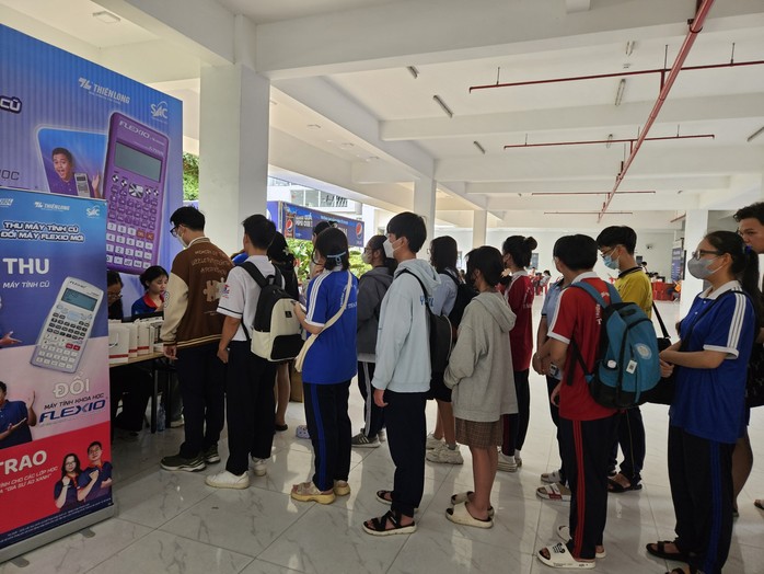 Học sinh lớp 12 hào hứng đổi máy tính cầm tay mới- Ảnh 2. Học sinh lớp 12 hào hứng đổi máy tính cầm tay mới- Ảnh 2.