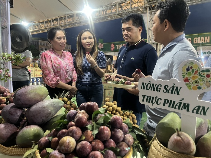 Khoảng 1.000 tấn mận hậu Sơn La chuẩn VietGAP bán giá ưu đãi trong siêu thị Saigon Co.op
- Ảnh 3. Khoảng 1.000 tấn mận hậu Sơn La chuẩn VietGAP bán giá ưu đãi trong siêu thị Saigon Co.op
- Ảnh 3.