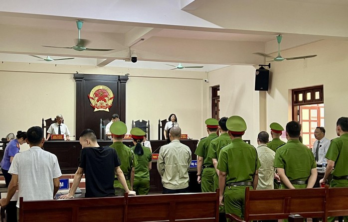 Tin giấy tờ 3 nhân viên "nhí", chủ quán karaoke lĩnh án- Ảnh 1. Tin giấy tờ 3 nhân viên "nhí", chủ quán karaoke lĩnh án- Ảnh 1.