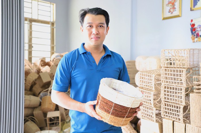 Ông Hứa Trần Phong và sản phẩm mỹ nghệ làm bằng bẹ chuối của mình Ông Hứa Trần Phong và sản phẩm mỹ nghệ làm bằng bẹ chuối của mình