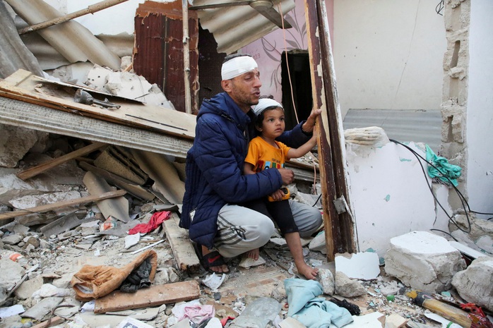 Hai cha con người Palestine bị thương ngồi trước một ngôi nhà trúng không kích của Israel ở Rafah, miền Nam Dải Gaza, hôm 1-5 Ảnh: REUTERS Hai cha con người Palestine bị thương ngồi trước một ngôi nhà trúng không kích của Israel ở Rafah, miền Nam Dải Gaza, hôm 1-5 Ảnh: REUTERS