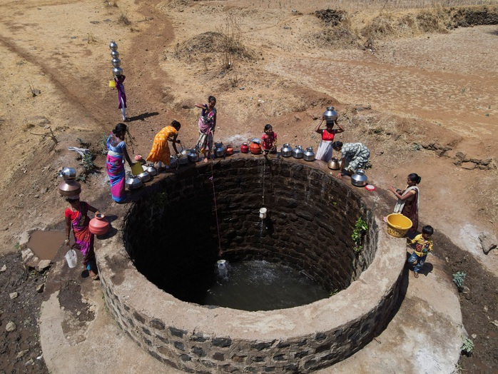 Người dân đi lấy nước từ một giếng công cộng hiếm hoi ở thị trấn Kasara, bang Maharashtra - Ấn Độ giữa nắng nóng hôm 1-5 Ảnh: REUTERS Người dân đi lấy nước từ một giếng công cộng hiếm hoi ở thị trấn Kasara, bang Maharashtra - Ấn Độ giữa nắng nóng hôm 1-5 Ảnh: REUTERS
